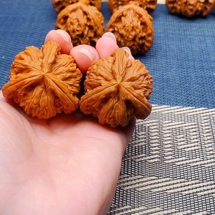 果***文玩核桃吊坠三棱