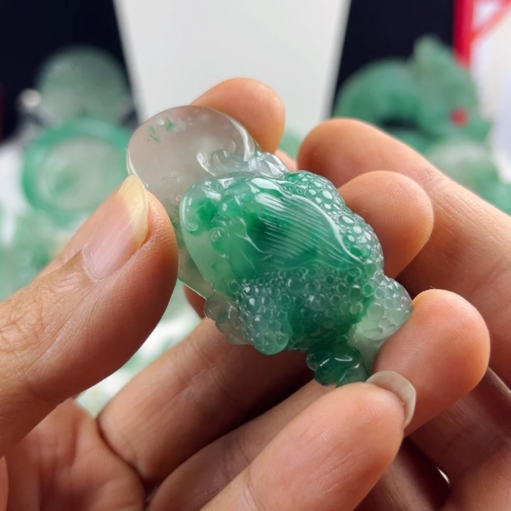 颈饰未镶嵌石英质玉