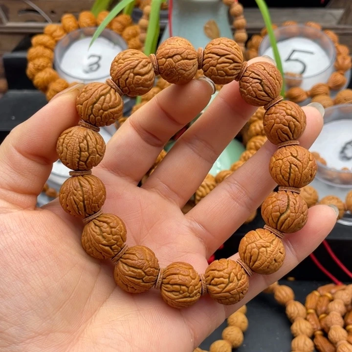 仿古甲骨文手串。红红火火