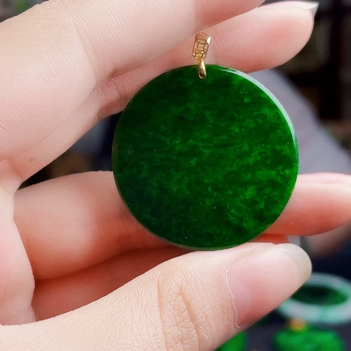 翡翠18K金镶嵌颈饰多样性