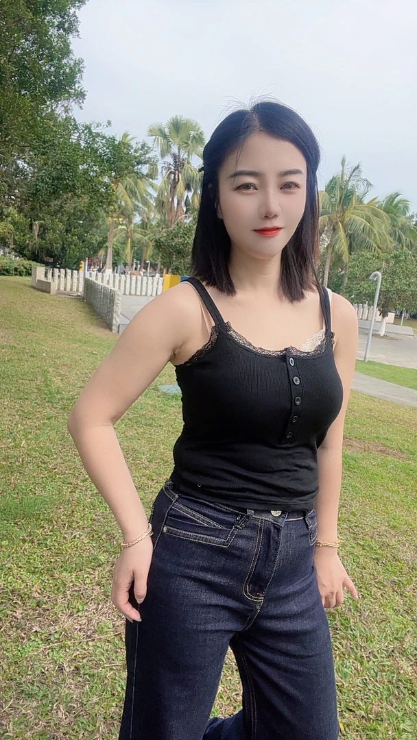 芊姐推荐时尚简单背心