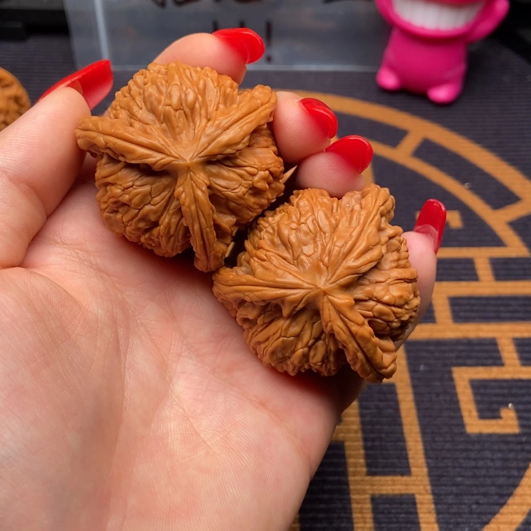 文玩核桃吊坠色*師白狮