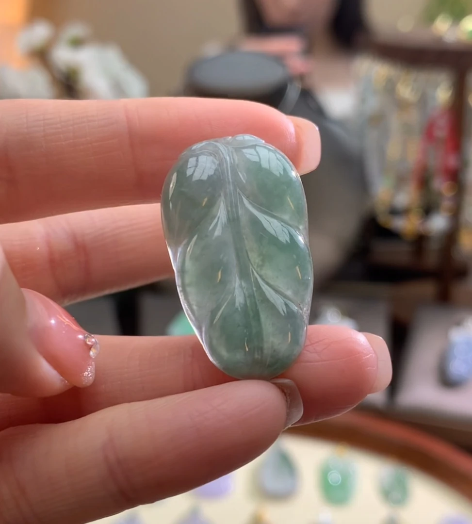 天然A货翡翠吊坠