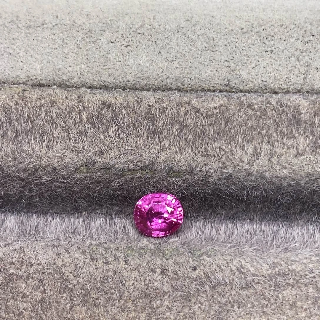 清***o蓝宝石裸石1.37克拉天然无烧玻璃体满火彩粉紫蓝宝石