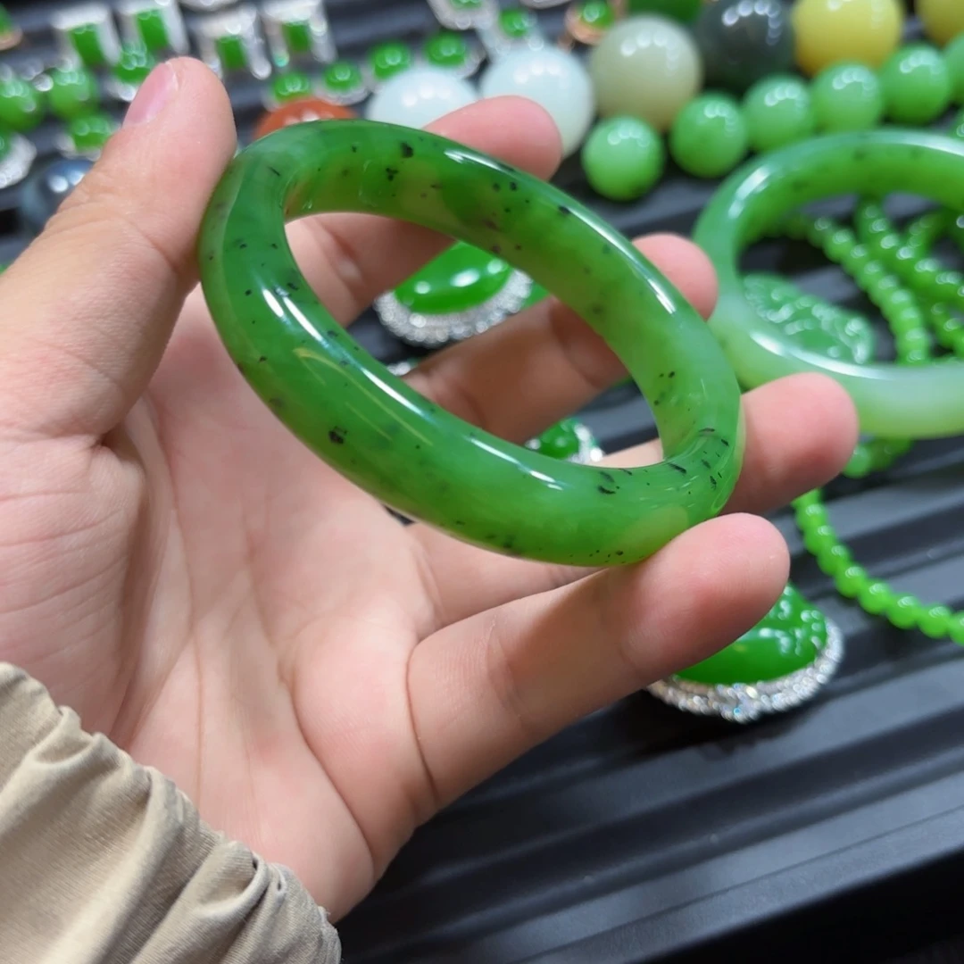 和田玉（碧玉）镯子未镶嵌上**，