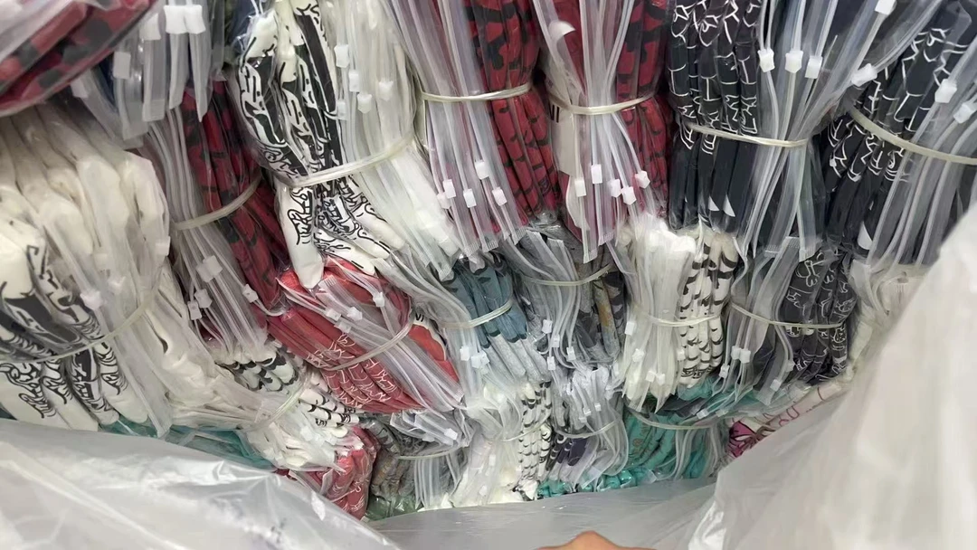 随机一件辣妹T恤或饰品