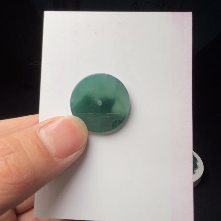 翡翠颈饰未镶嵌平安扣