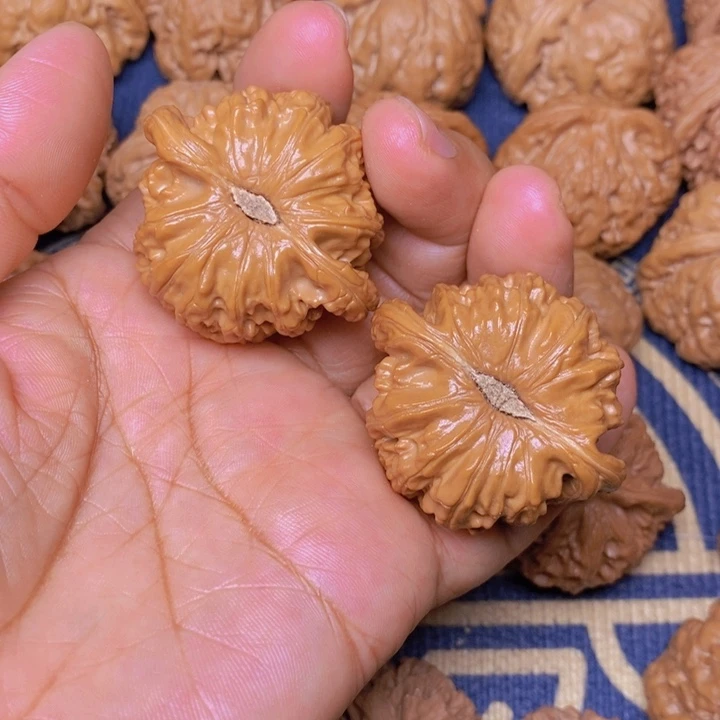 【闪购商品】文玩核桃吊坠吃**众白狮子44