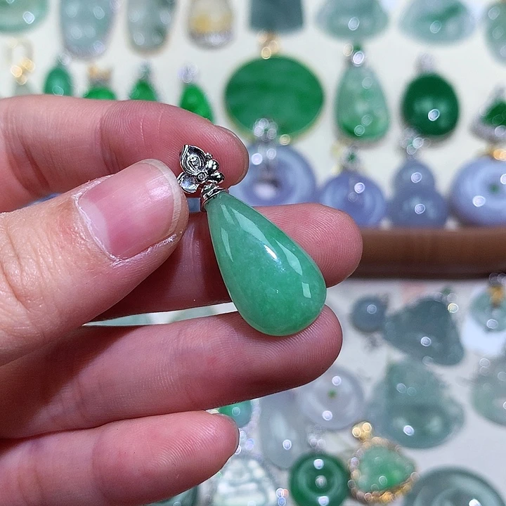 翡翠18K金镶嵌颈饰水滴