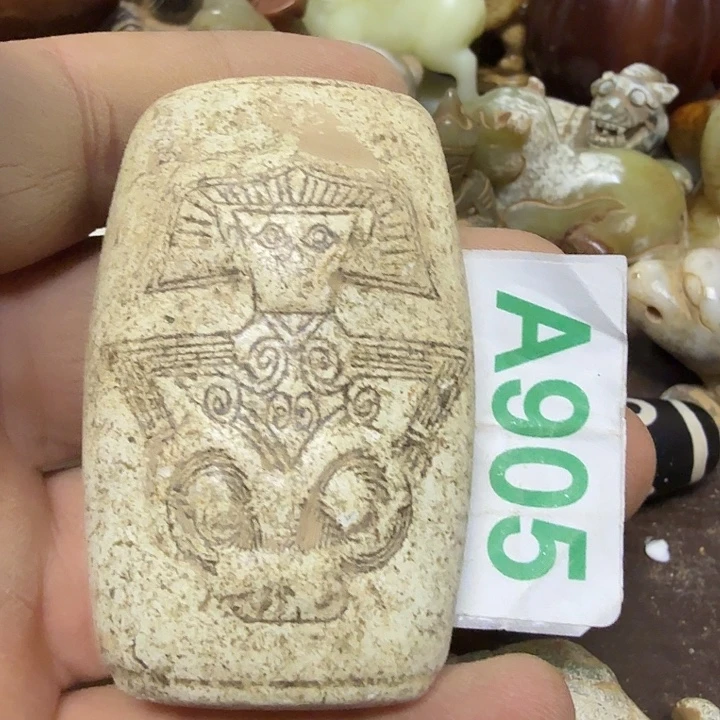 透闪石-蛇纹石玉未镶嵌颈饰