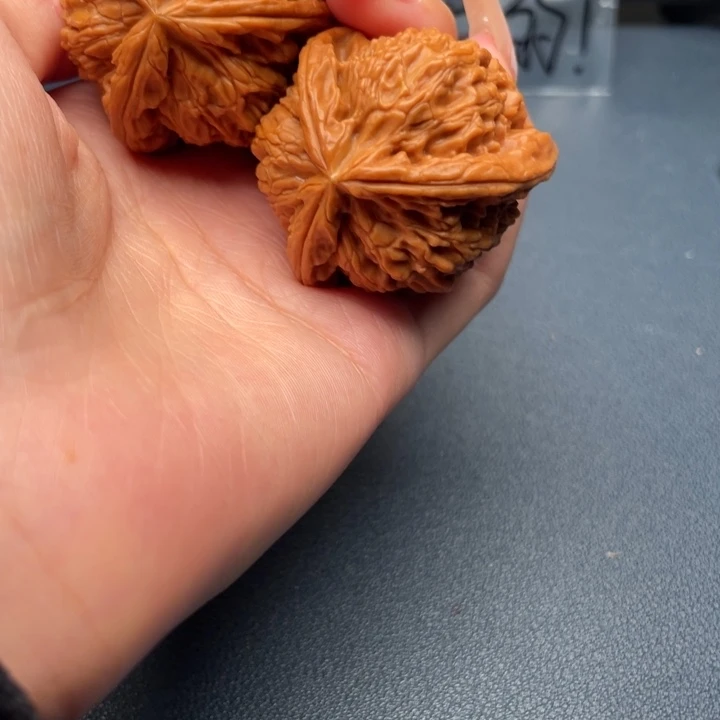 王***悦文玩核桃吊坠白狮子