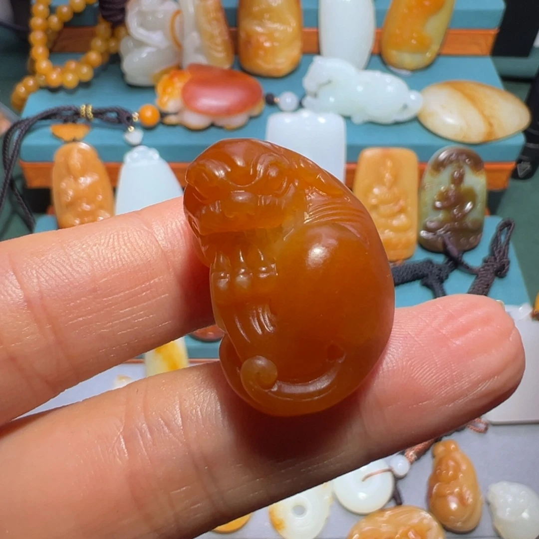 ：***：和田玉未镶嵌颈饰