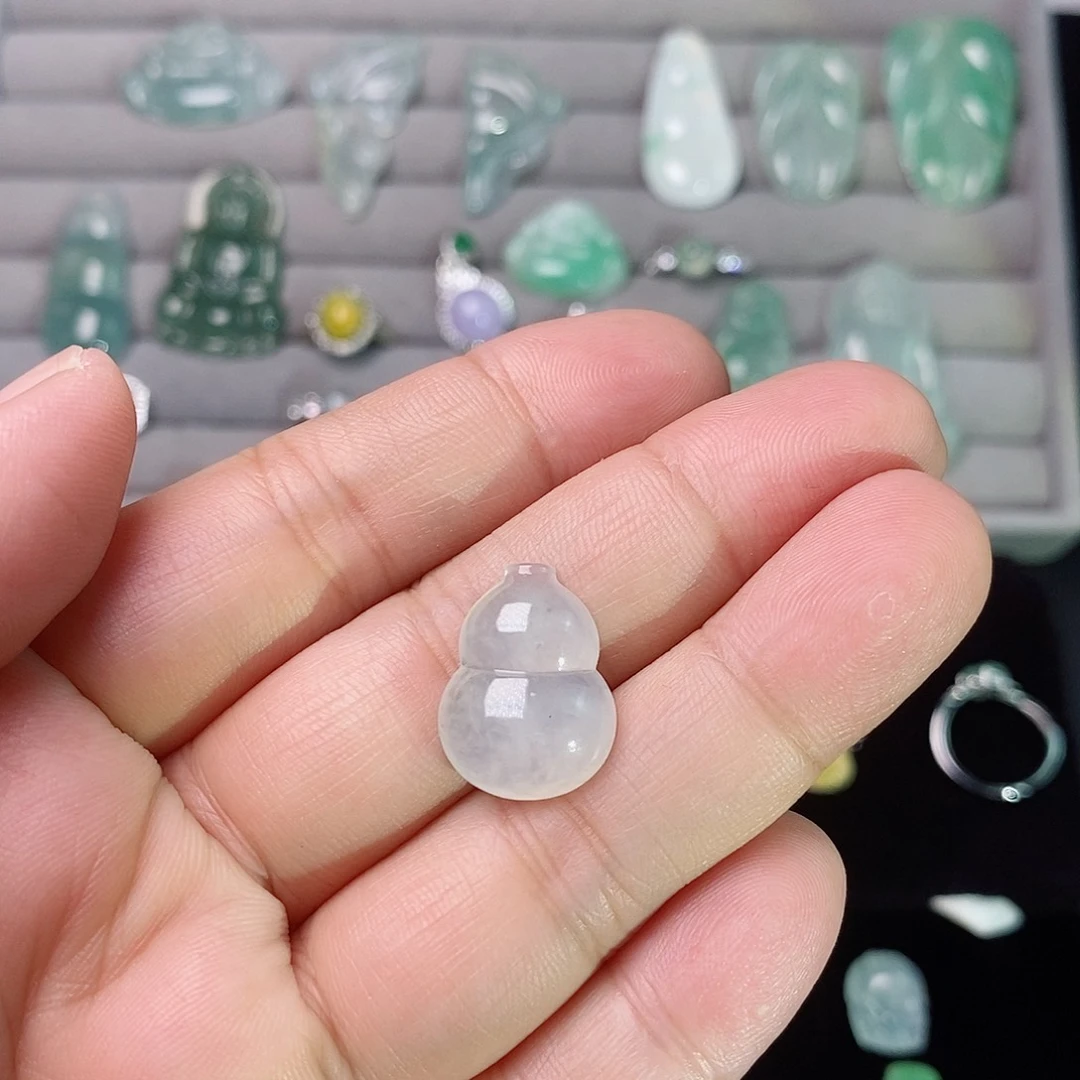 翡翠未镶嵌颈饰葫芦