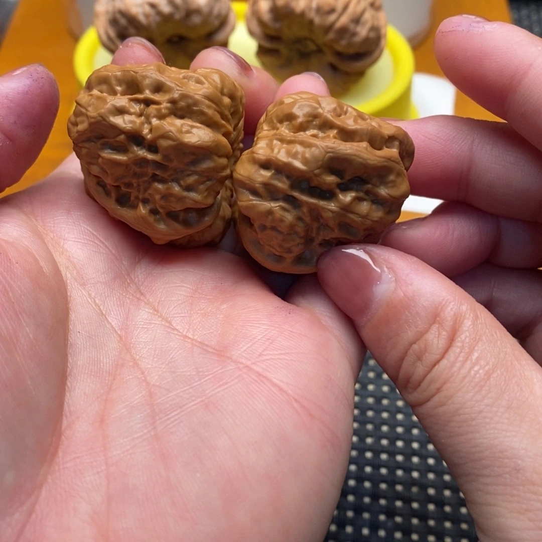 迪***℡文玩核桃把件三角边33左右