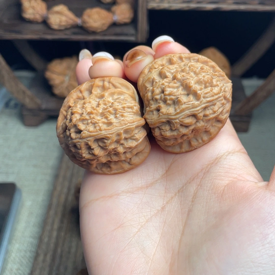 文玩核桃吊坠三角白39 全品白茬精配毕业红皮