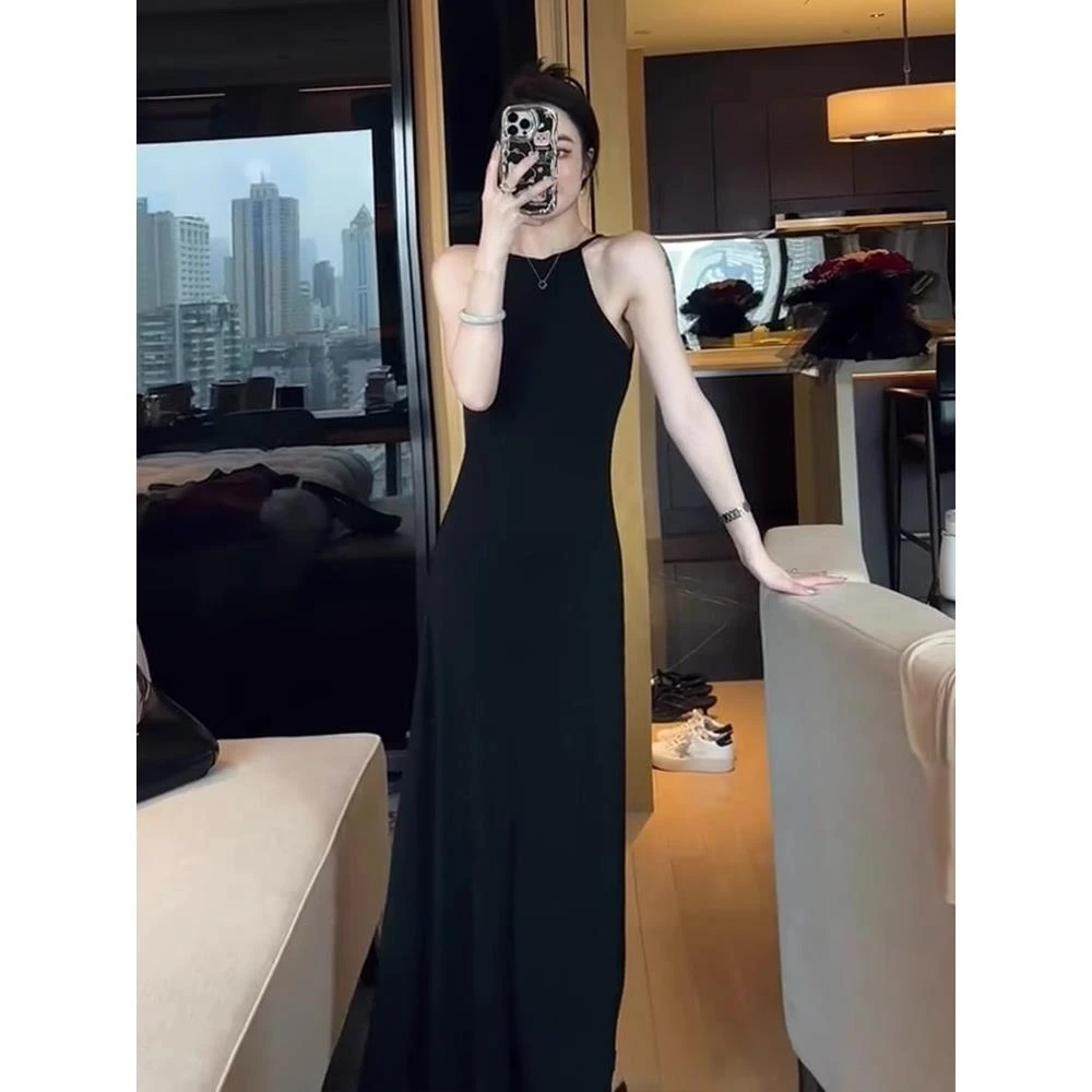 轻奢黑色无袖挂脖连衣裙高级感显瘦气质法式风长裙女夏季2024