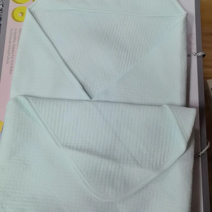 新生儿抱被窝暖和