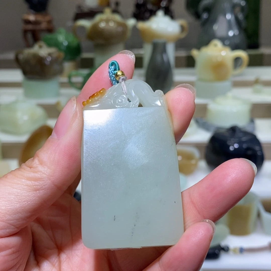 和田玉把件未镶嵌F***k梅花牌