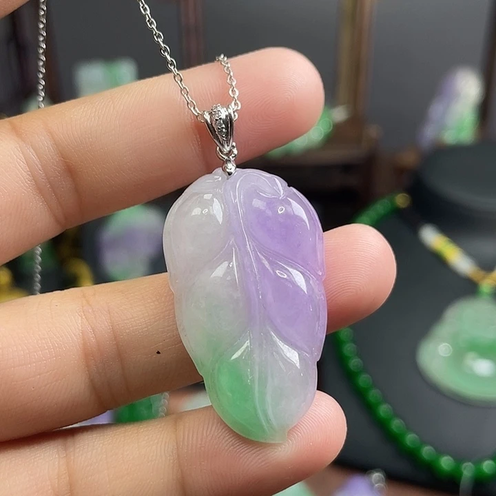 翡翠未镶嵌吊坠(赠链)