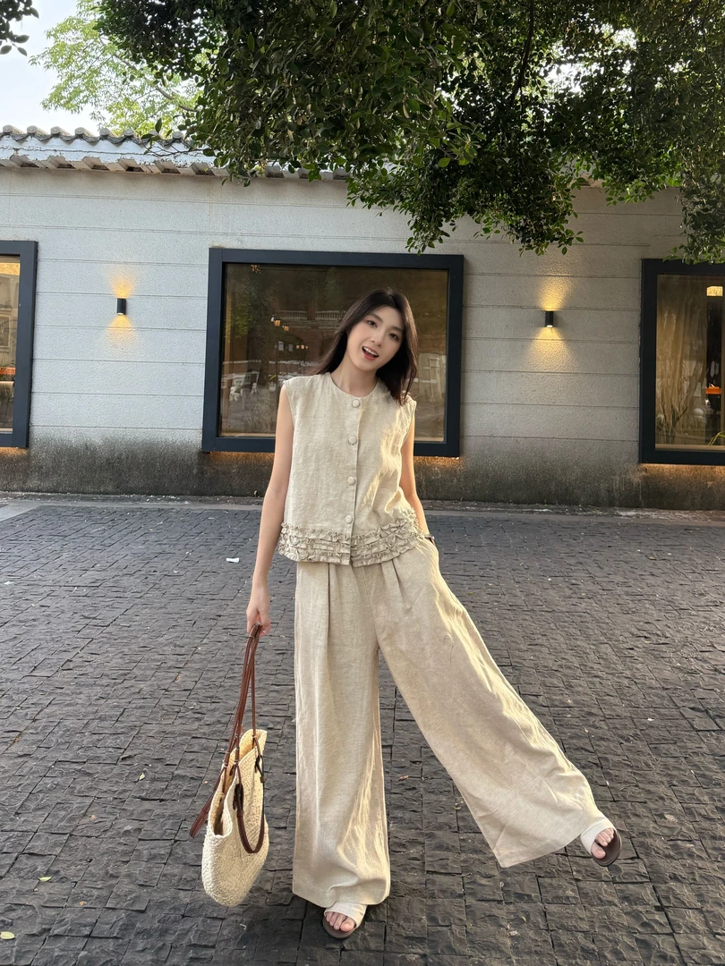 卡其色木耳边拼接小香风马甲套装女2025夏季气质时尚阔腿裤两件套