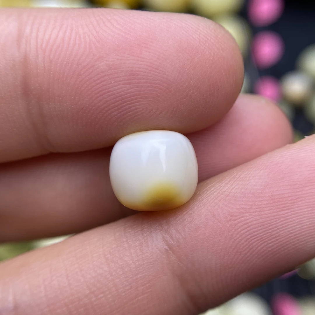 蜜蜡沁色白蜡老型配饰10.2×9.2mm，天然无优化杂裂，仅一颗