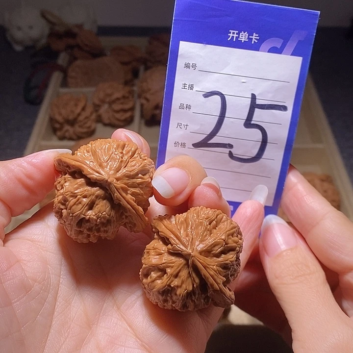 L***x把件文玩核桃三角白全品38左右