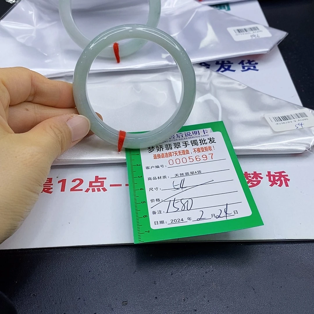 翡翠手镯未镶嵌翡翠手镯