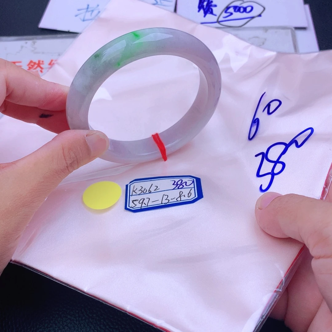 翡翠手镯未镶嵌翡翠