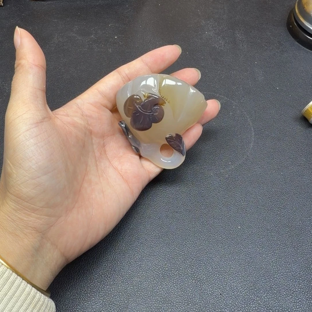 孟***浆玛瑙/玉髓未镶嵌颈饰。。