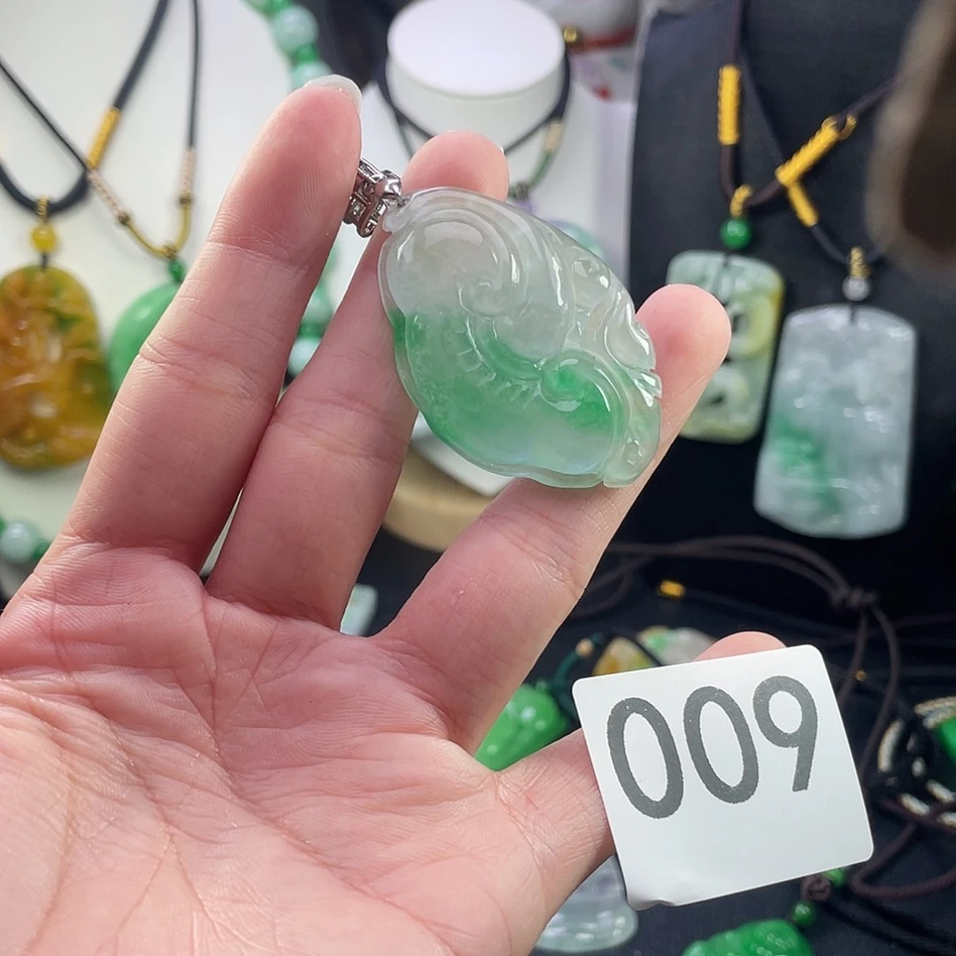 翡翠未镶嵌吊坠(赠链)