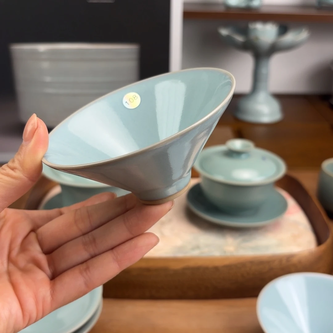 编号108天青釉斗笠杯微瑕