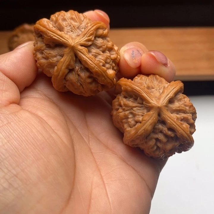 D****r文玩核桃手把件四棱