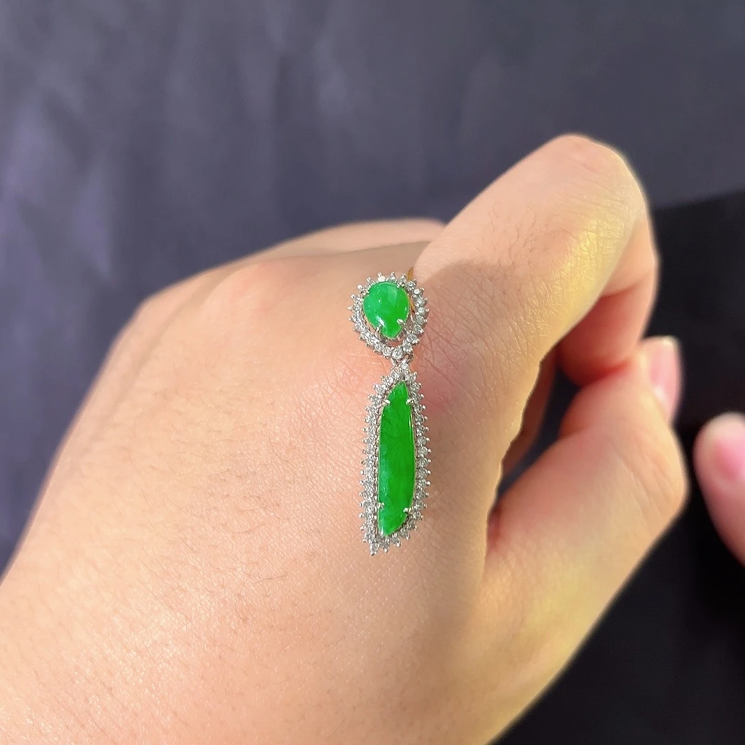 翡翠18K金镶嵌颈饰满绿辣色随形吊坠 多人不退不换