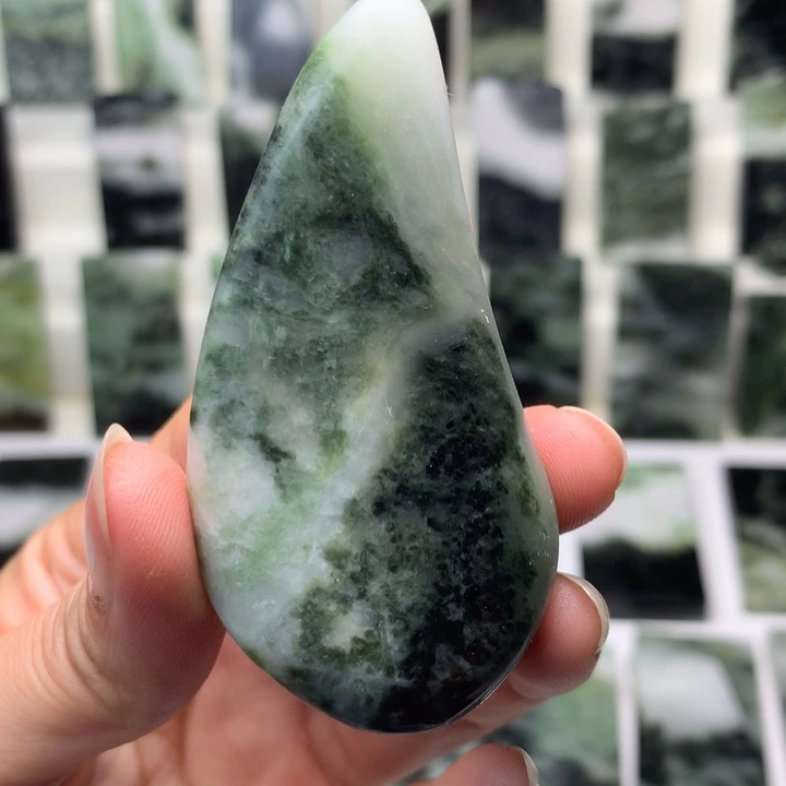 独山玉颈饰未镶嵌