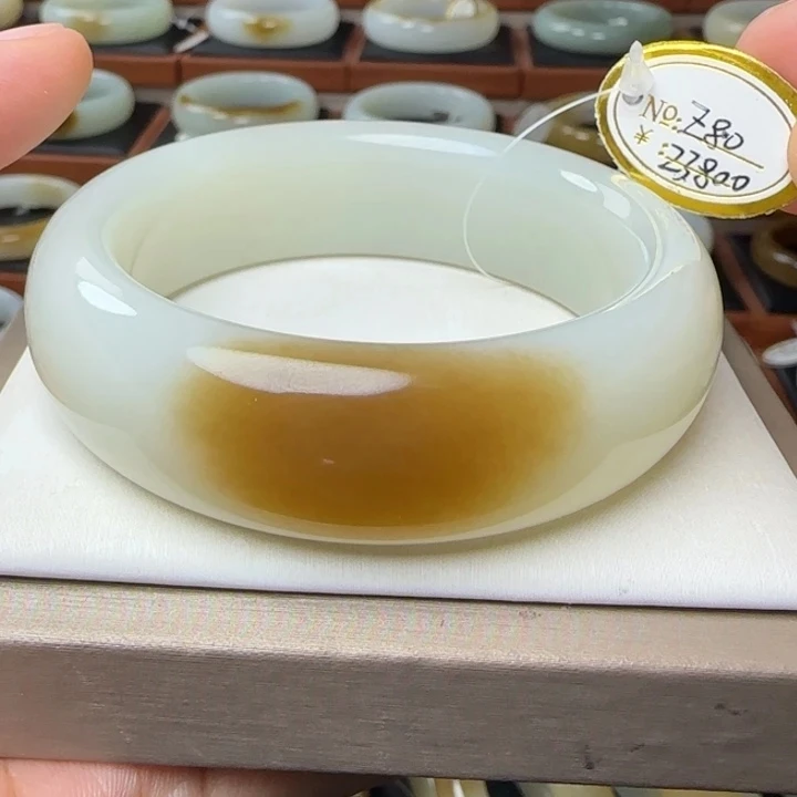 精品糖白和田玉手镯