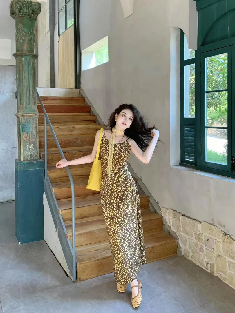 111法式黄色气质碎花修身吊带连衣裙女2025夏季新款性感长裙度假