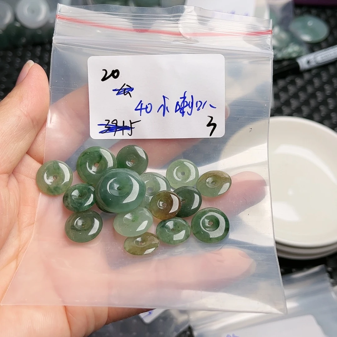 翡翠未镶嵌颈饰小*叭不