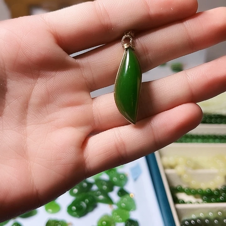 和田玉未镶嵌吊坠(赠链)