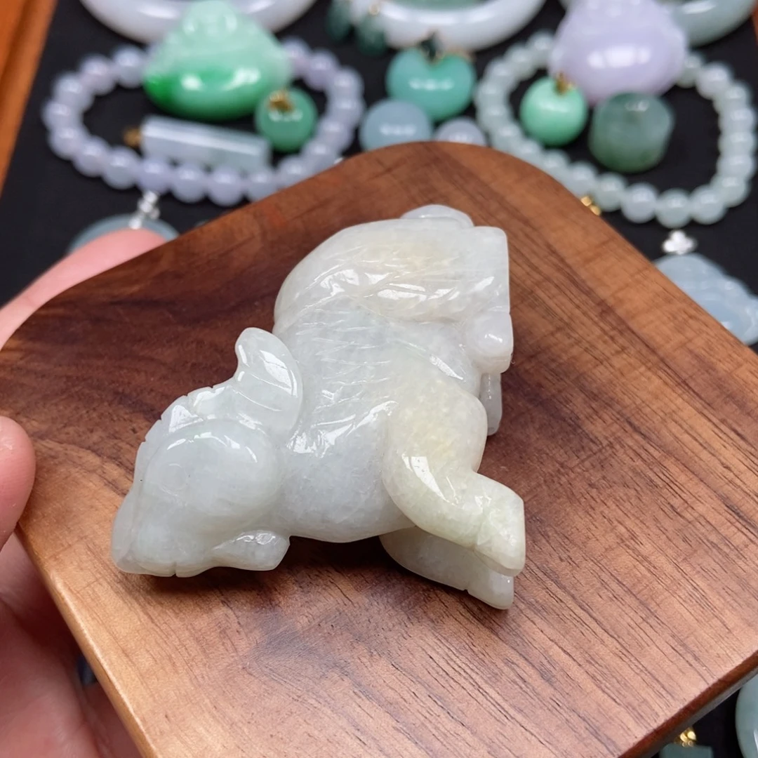 翡翠未镶嵌颈饰山羊