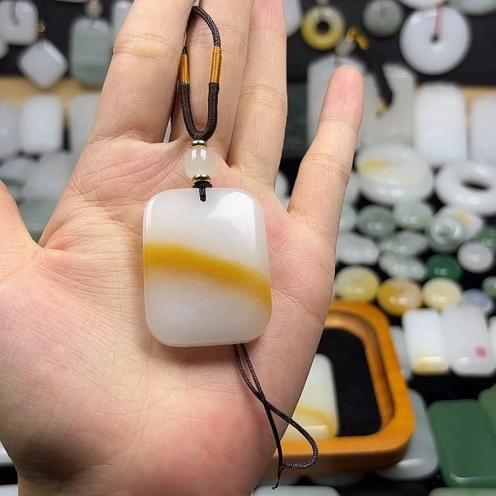 胡***扬石英质玉未镶嵌颈饰