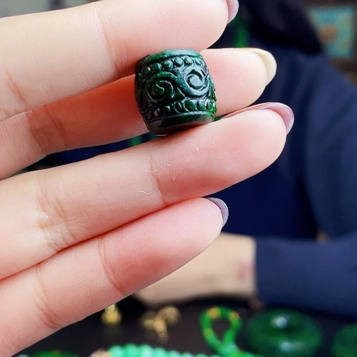 翡翠未镶嵌颈饰多样性