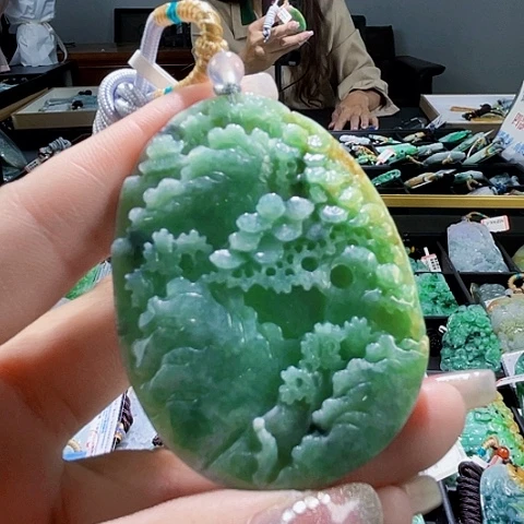 翡翠未镶嵌颈饰一个