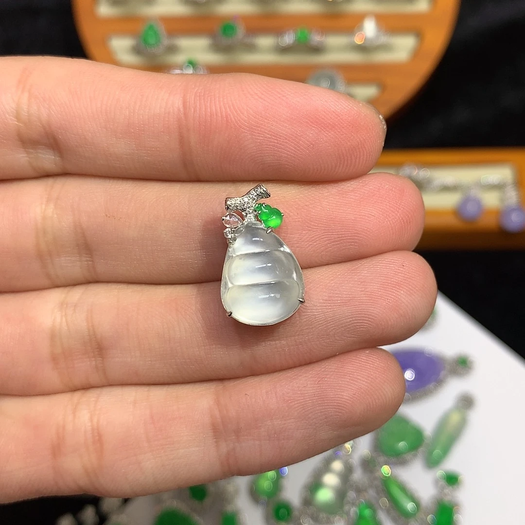 翡翠吊坠(不含链)18K金镶嵌白冰豆子