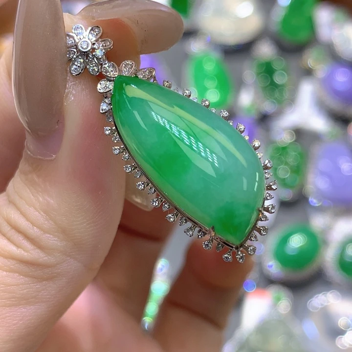 翡翠18K金镶嵌颈饰