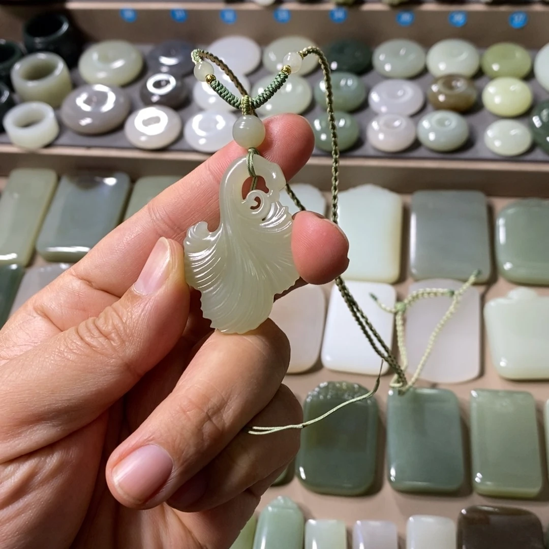 颈饰未镶嵌和田玉淡*