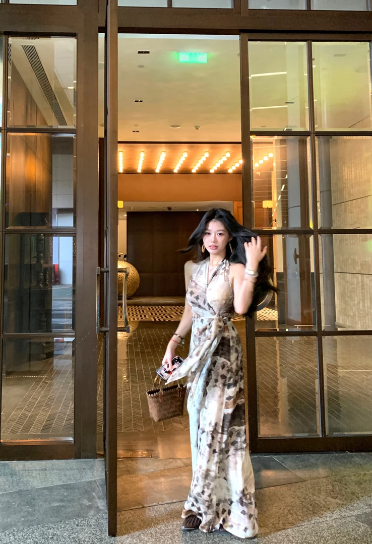 巨好看的夏装连衣裙女2025新款吊带挂脖裙