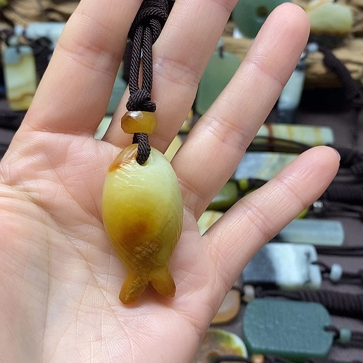 蛇纹石玉未镶嵌颈饰