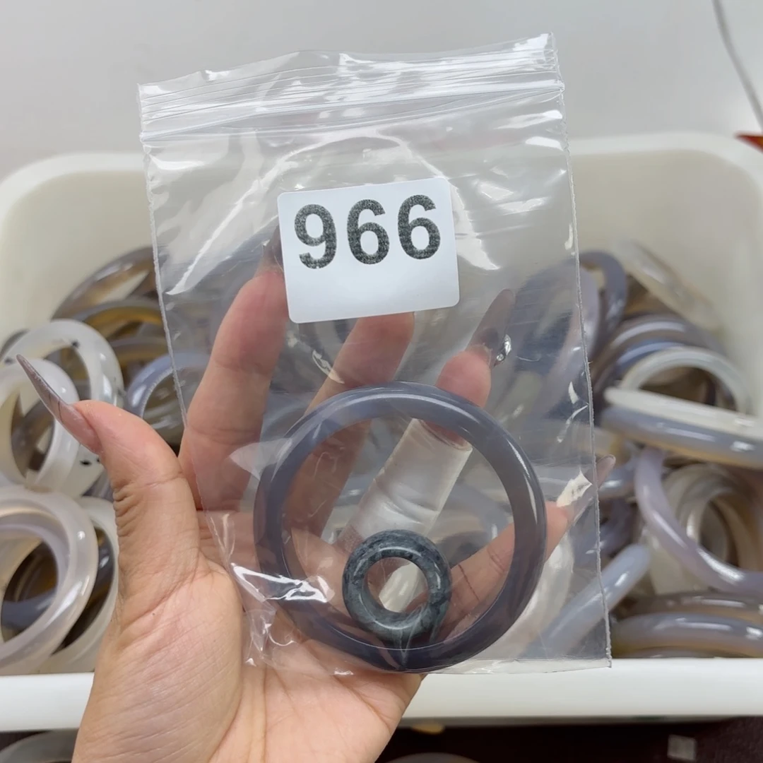 蛇纹石玉未镶嵌手镯牛***掰