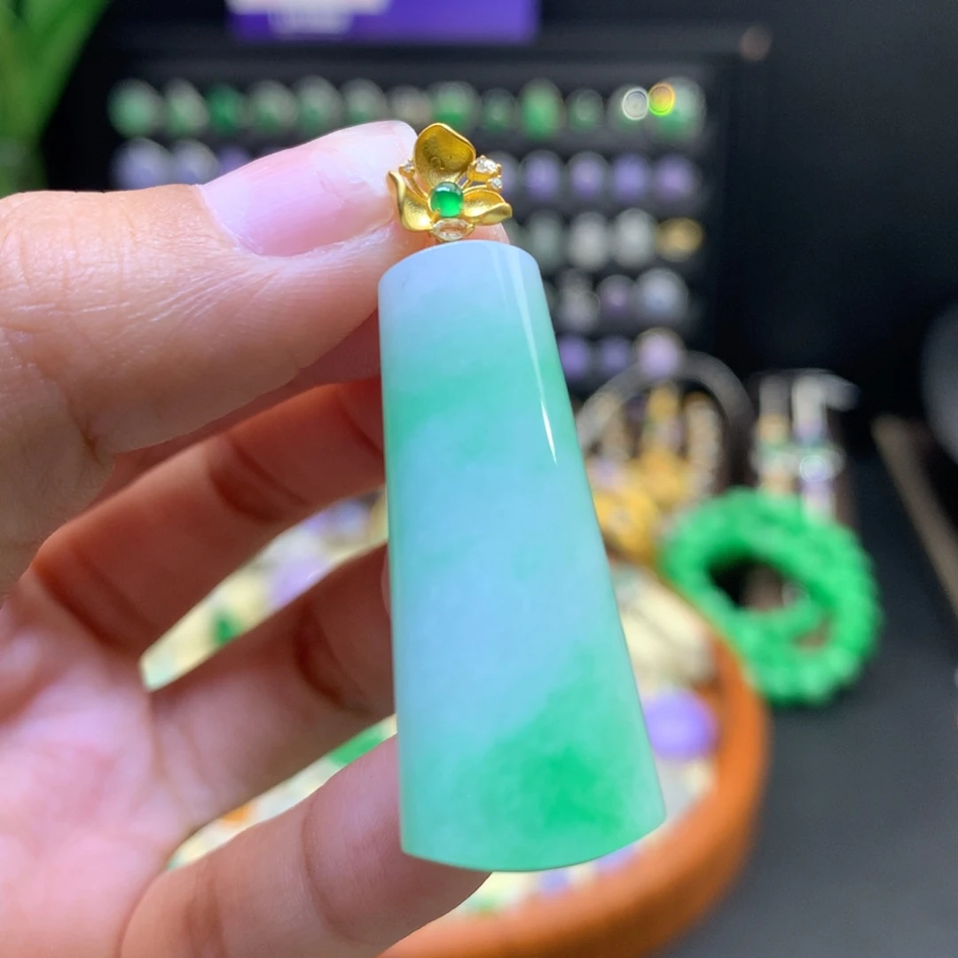 翡翠18K金镶嵌颈饰