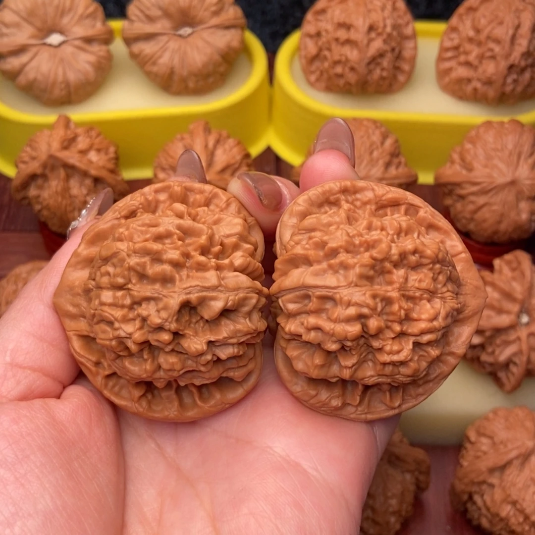 文玩核桃把件49红皮 麒麟 官帽